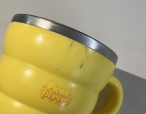 내부 스텐 외부 abs 소재 손잡이 컵 외부가 깨져있다