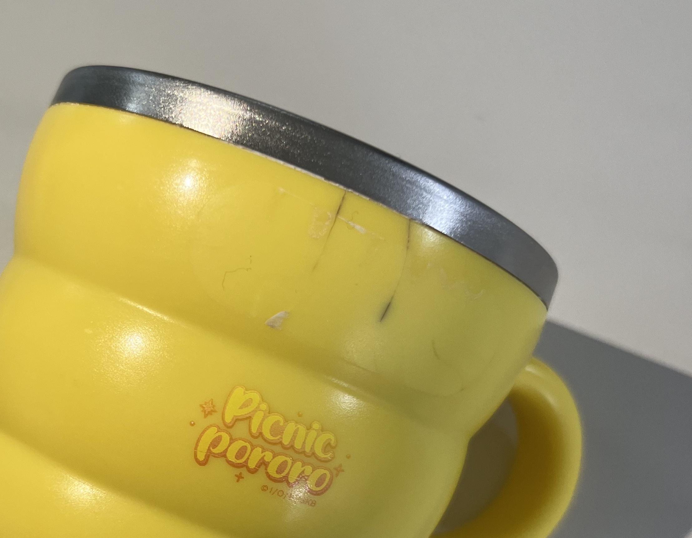 내부 스텐 외부 abs 소재 손잡이 컵 외부가 깨져있다