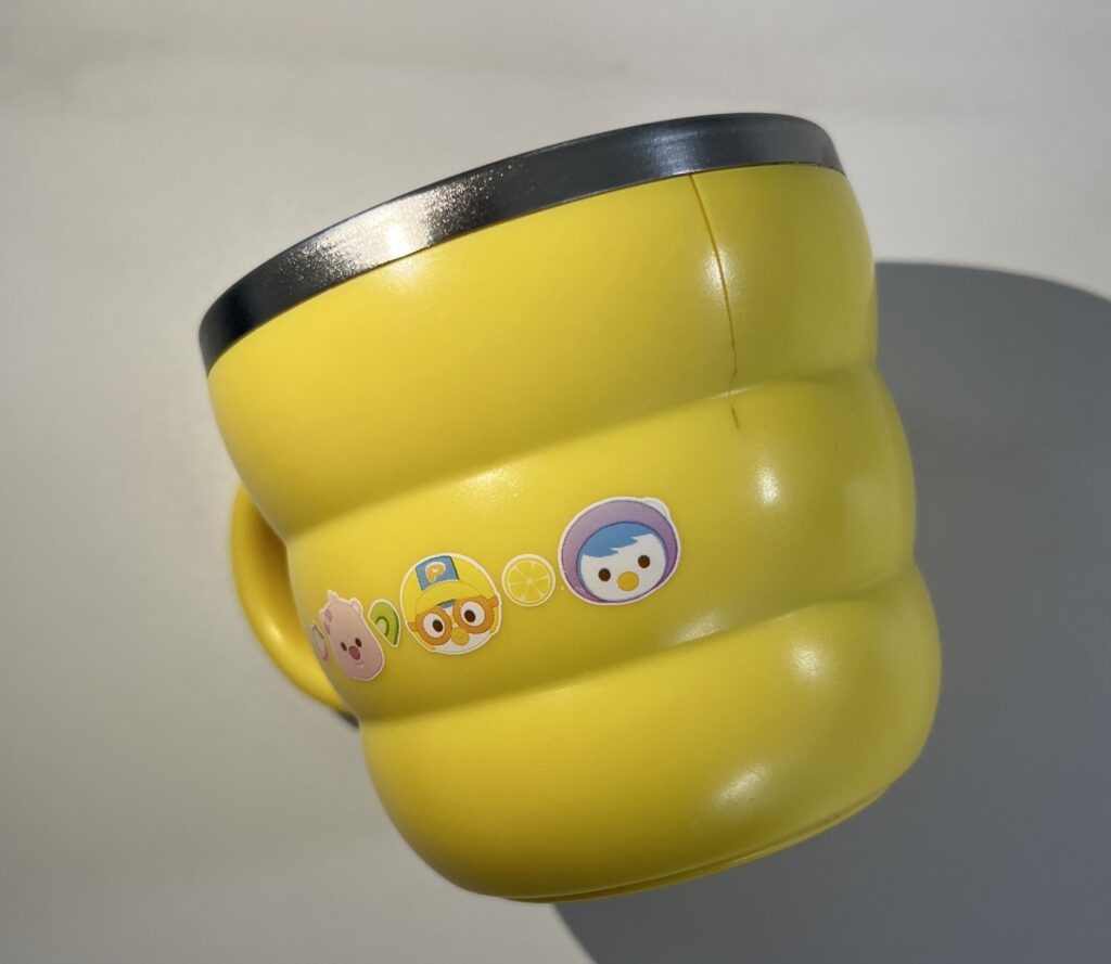 내부 스텐 외부 abs 소재 손잡이 컵의 외부가 깨져있다