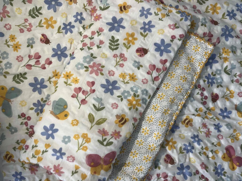 꽃과 나비 패턴의 여름용 리플 이불