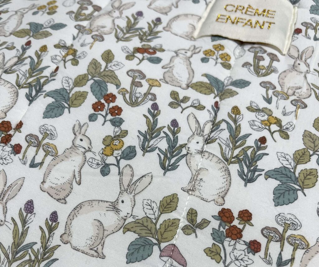 토끼와 꽃 패턴의 이불