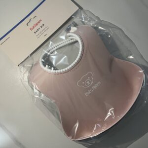 아기 이유식 준비물 추천 리스트인 턱받이 제품 - 베이비뵨 베이비빕 핑크색 비닐 포장된 새상품 사진이다.