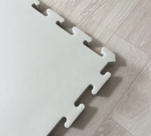 퍼즐매트의 가장자리가 보인다