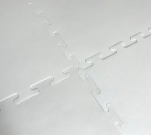 퍼즐매트 4장이 이어져있는 모습. 약간 얼룩덜룩하다.