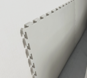 벽에 기대어져있는 퍼즐매트