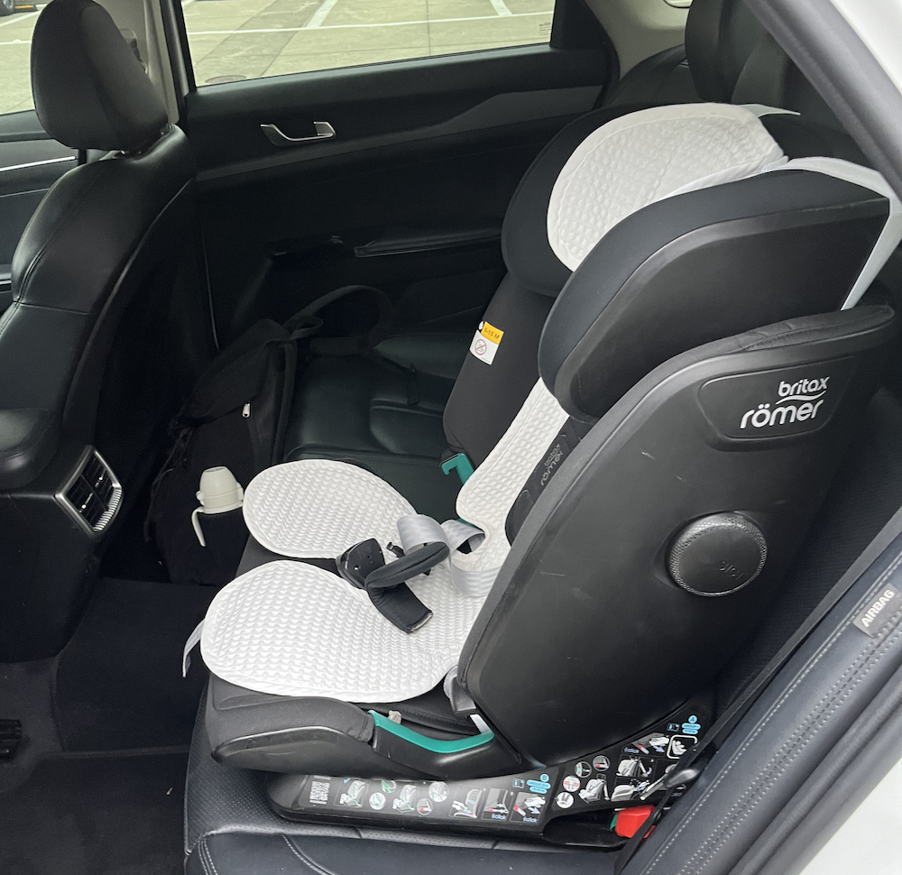 제주도 렌트카 차량 안에 브라이텍스 카시트가 설치되어 있다