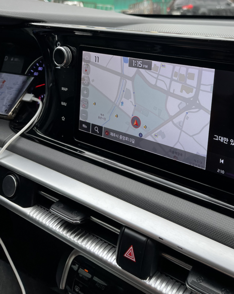 제주도 렌트카 차량 내부에 있는 내비게이션 화면에 제주도라고 써있다