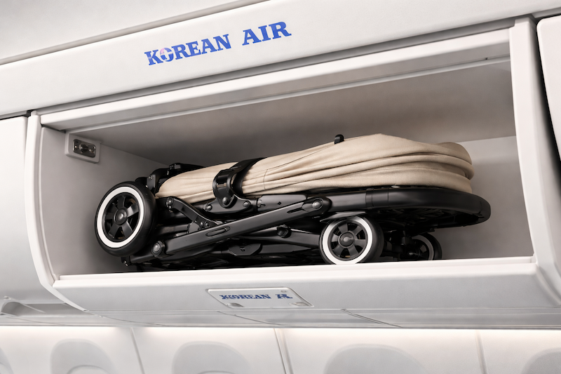 대한항공 기내 반입 수납함에 있는 베이지색 시트의 휴대용 유모차