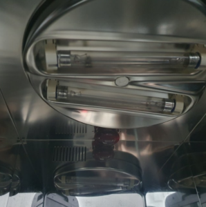 유팡 젖병 소독기 up802의 내부 사진으로 자외선 램프 2개와 적외선 램프 1개가 있다.