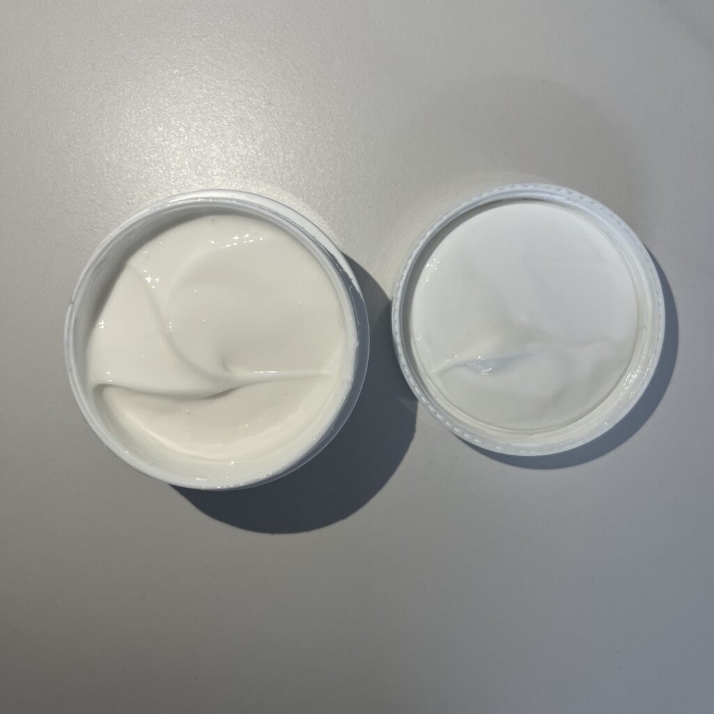 아기 아토피 크림 추천 제품인 더 순수 베이비 크림의 내용물이 보인다.