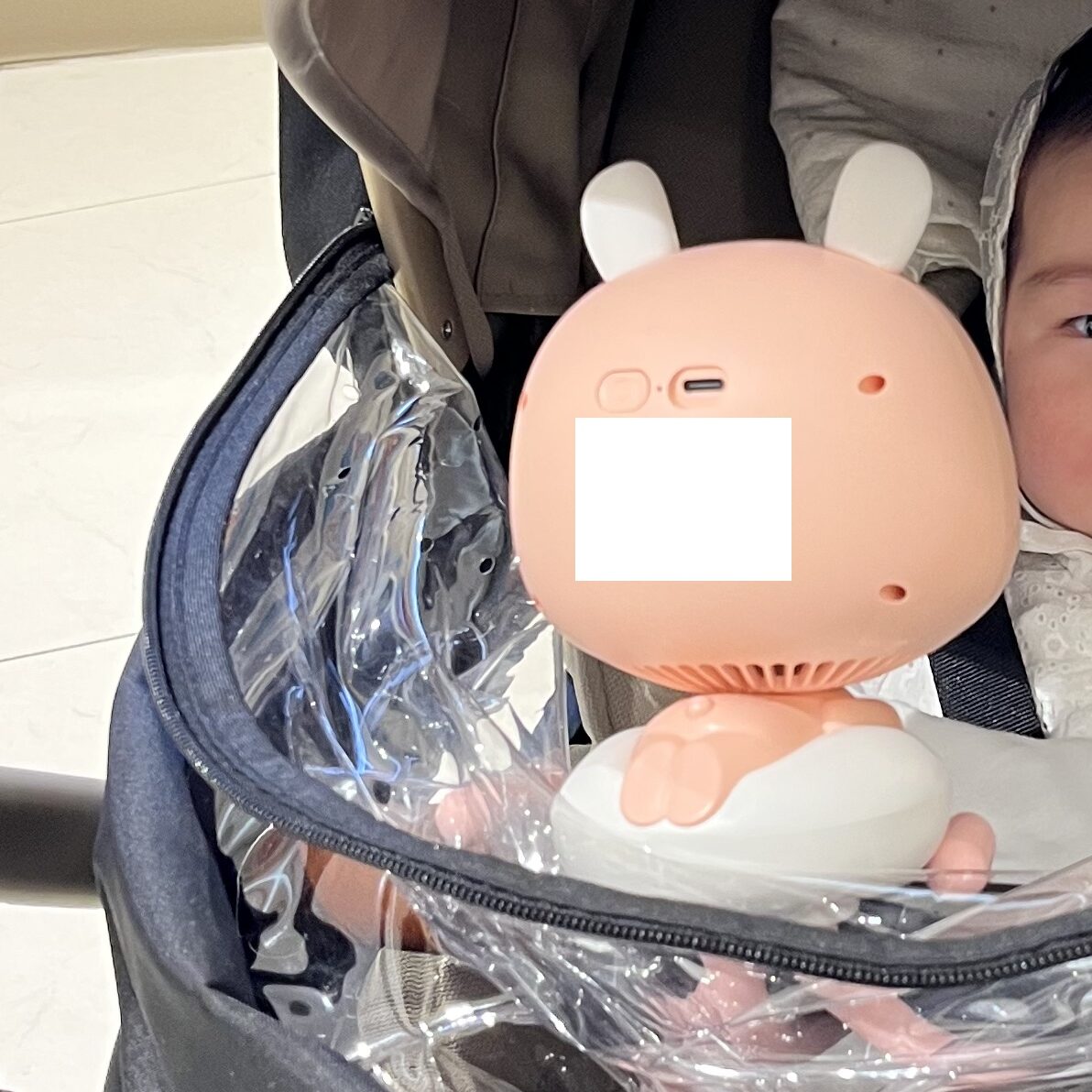 아기 휴대용 선풍기 추천 받은 유모차 선풍기 가 유모차에 거치되어 있는 모습