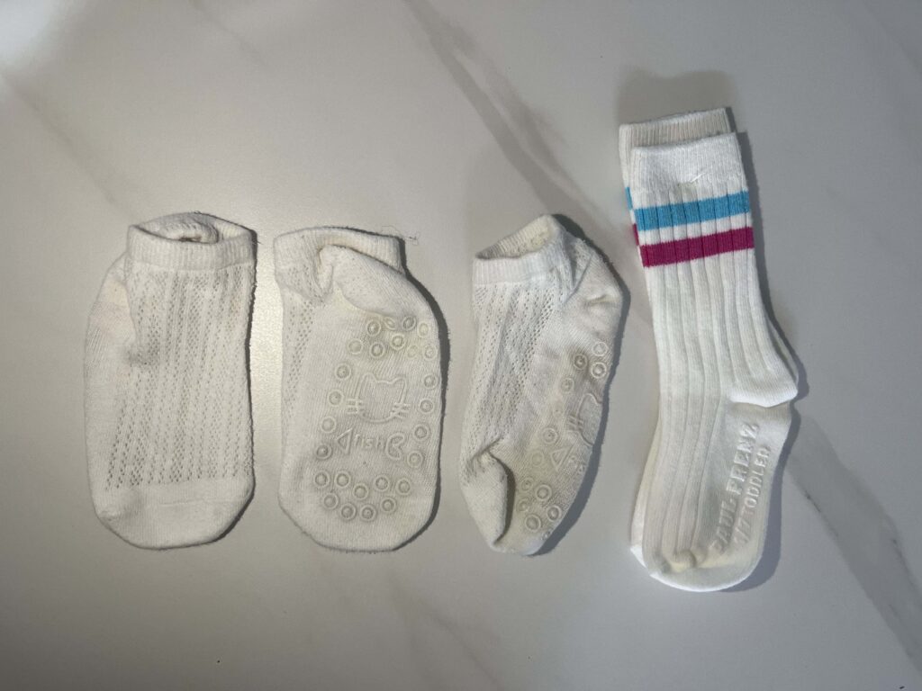 아기 양말 추천 제품인 메쉬 논슬립 여름 양말과 폴프랜즈 양말이 나란히 놓여있다.