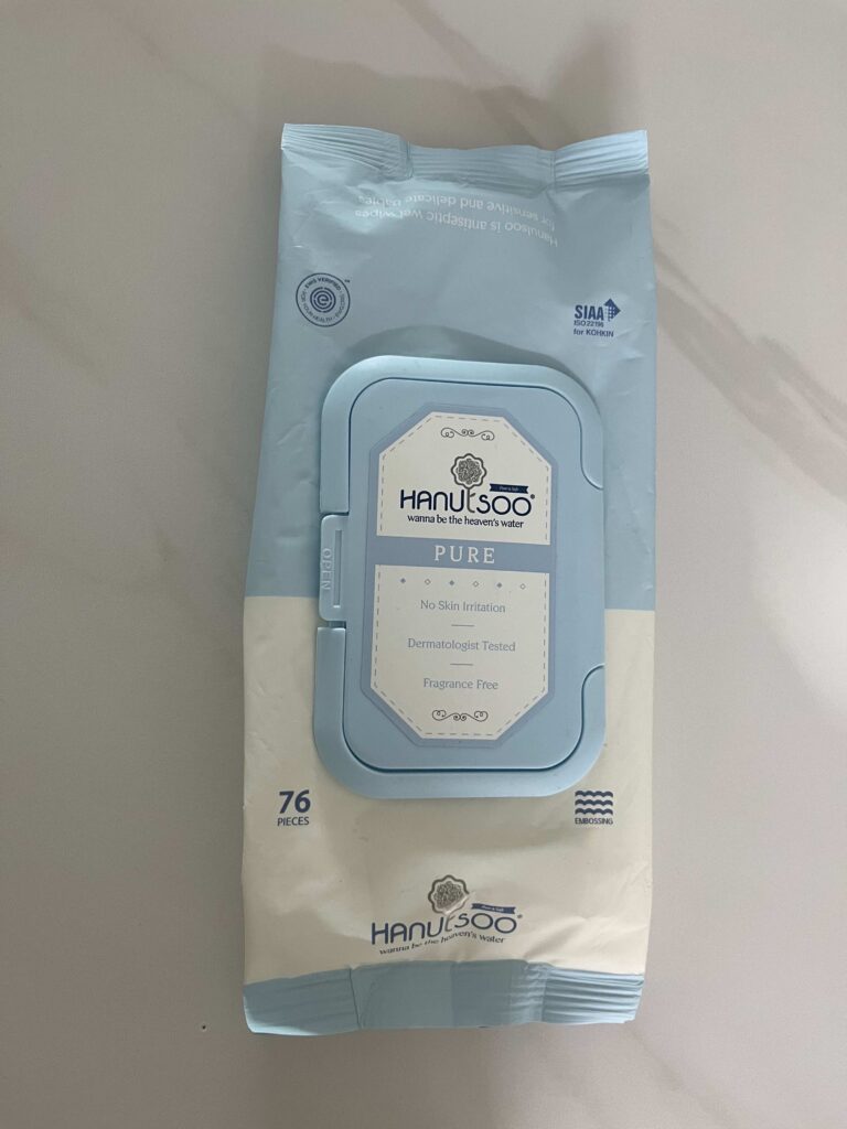아기 물티슈 추천 제품인 하늘수 물티슈가 테이블 위에 놓여있다.